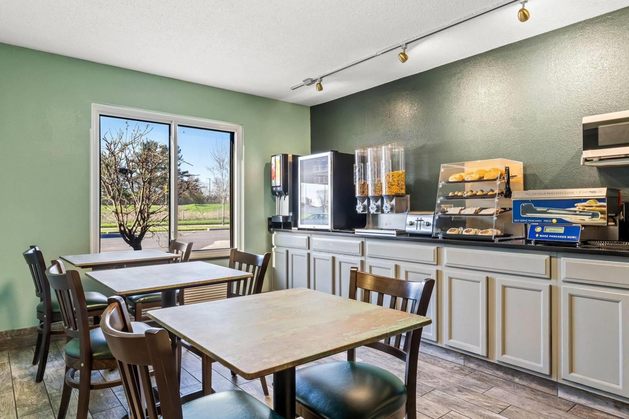Days Inn By Wyndham Black River Falls - Access To Atv Trail Extérieur photo